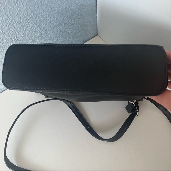 Sleek Black Crossbody Bag with Textured Finish - Picture 5 of 6